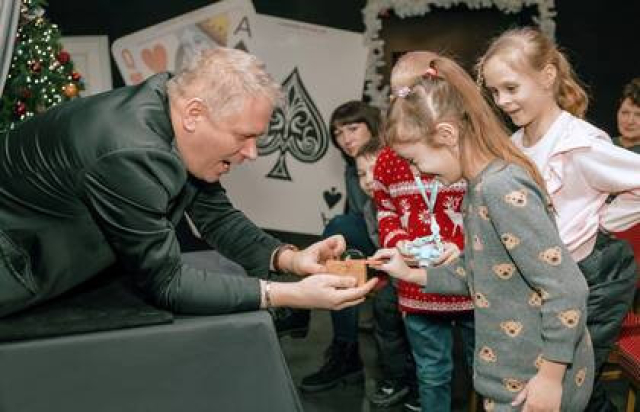 Детская шоу-программа фокусника-иллюзиониста -